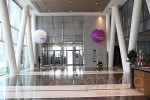 pub-ballon-geant-kpmg-violet-blanc