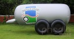Gonflable publicitaire en forme de tonne à lisier