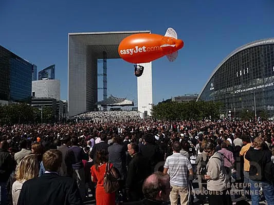 zeppelin publicitaire easyjet de 7m de couleur orange sur le parvis de décence