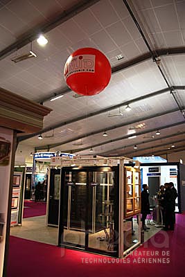 ballon publicitaire rouge hélium pour un fabricant et vendeur de fenêtre Artibat