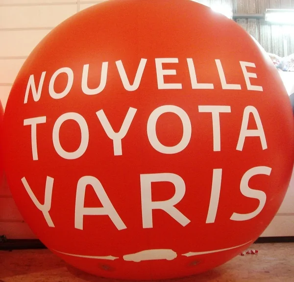 ballon Toyota Yaris rouge helium 2.5 m pour concession
