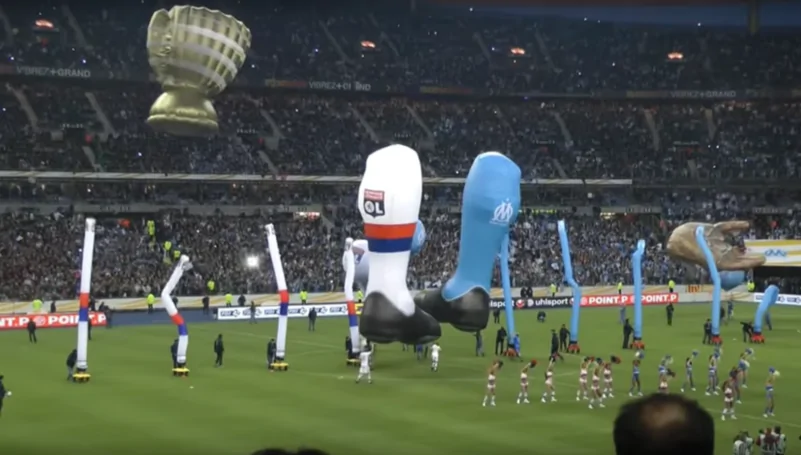 trophée gonflable géant pour match football gonflé à l'hélium