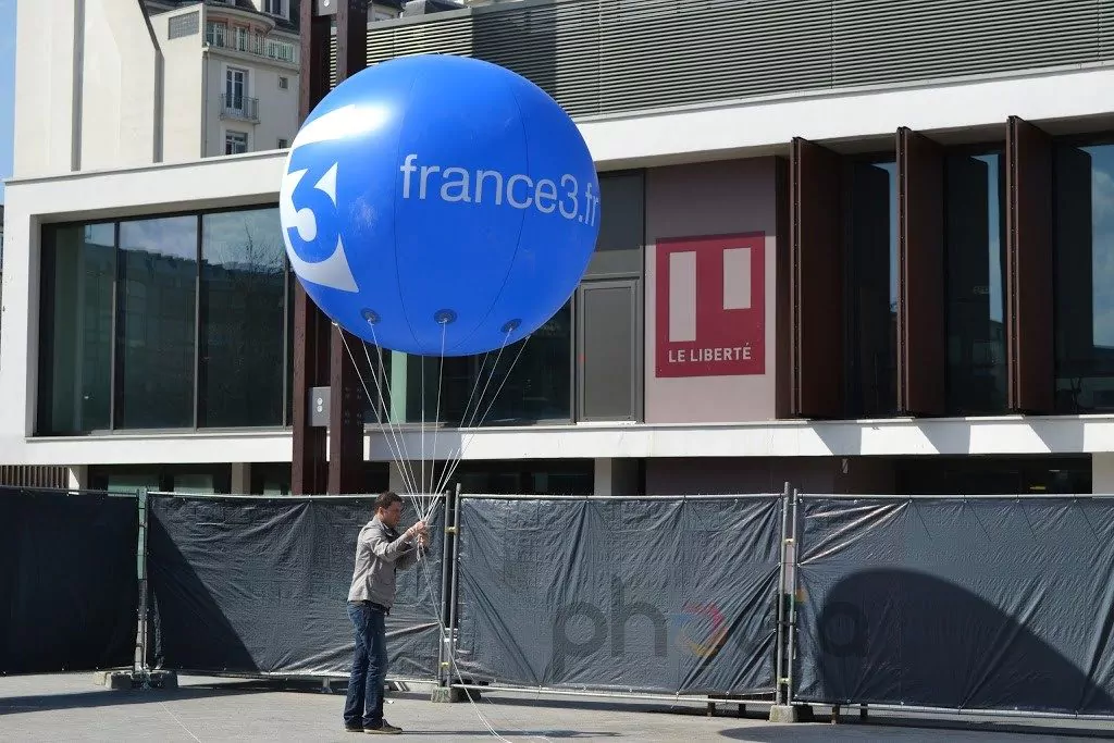 Mise en place du ballon hélium de 2.50m Ø france 3 à l'extérieur