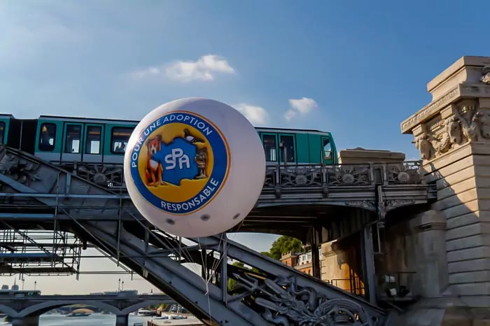 ballon 2.5m pour la SPA devant un pont &agrave; paris