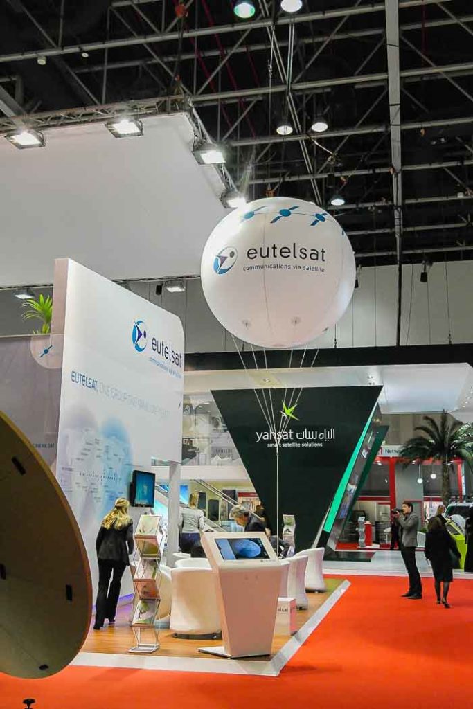 ballon hélium géant sur le stand d'Eutelsat sur un salon à Dubai