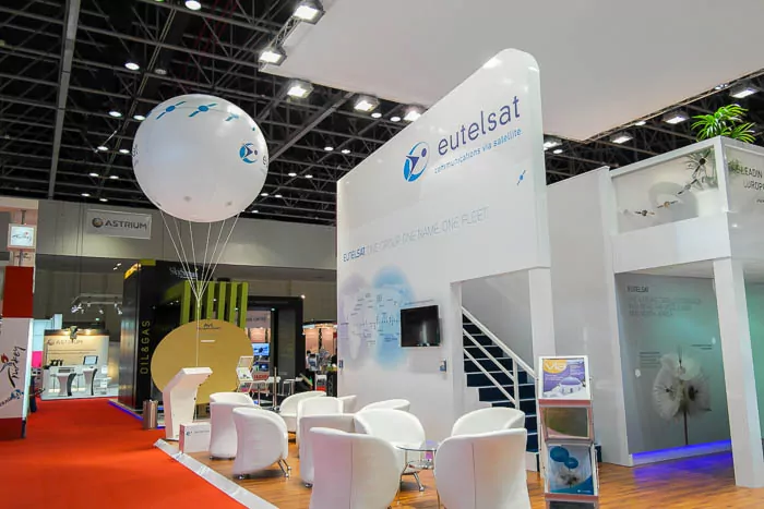 ballon h&eacute;lium 2m Dubai Eutelsat sur stand