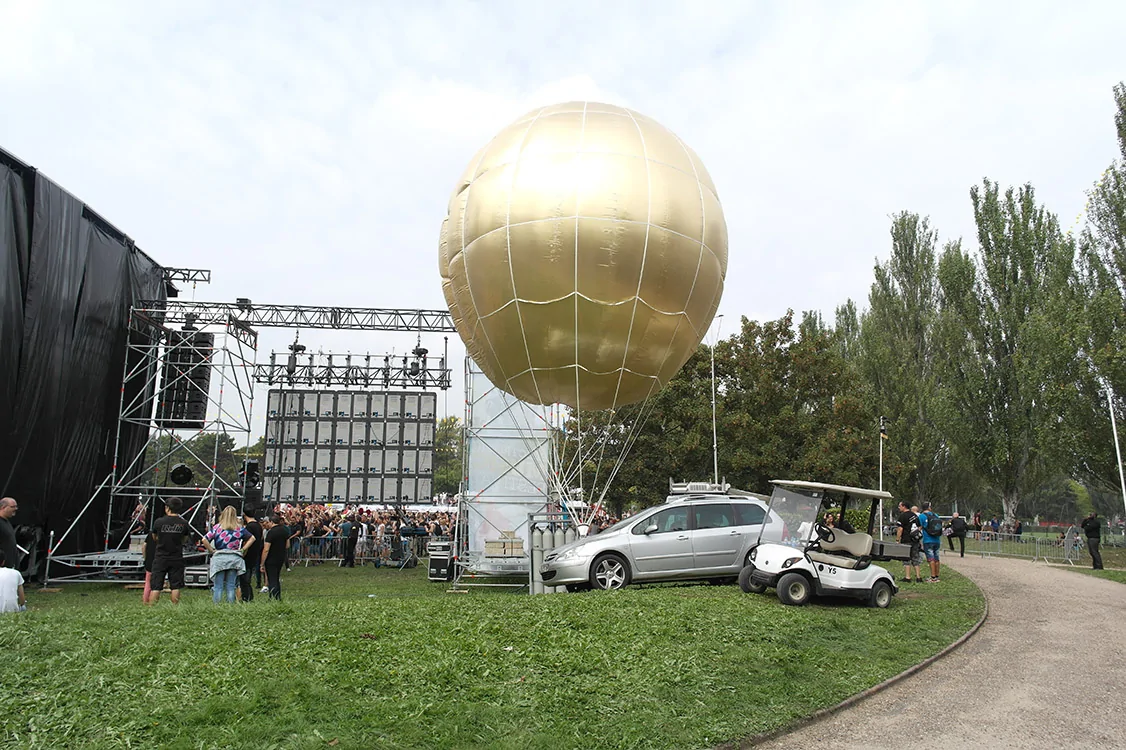 Sphère géante de 6m au festival inoxpark pour spectacle de trapéziste