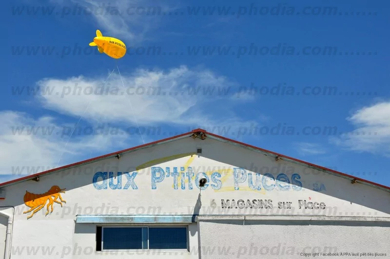 ballon dirigeable jaune pour signal&eacute;tique d'un magasin