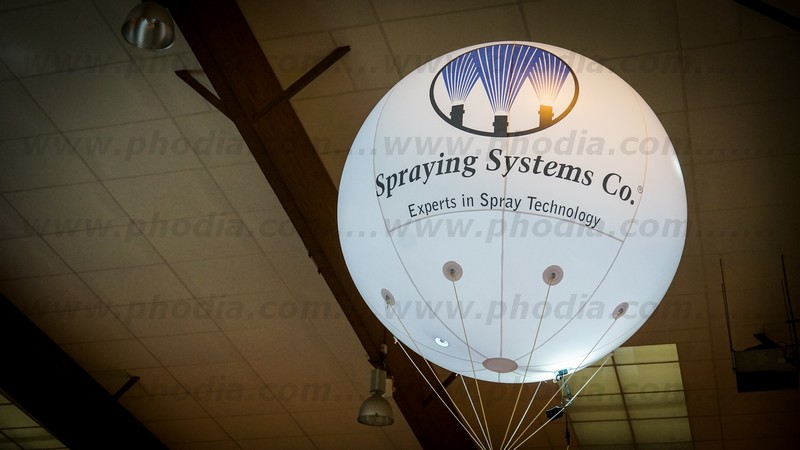 ballon helium spraying systems lumineux pour salon professionnel en intérieur
