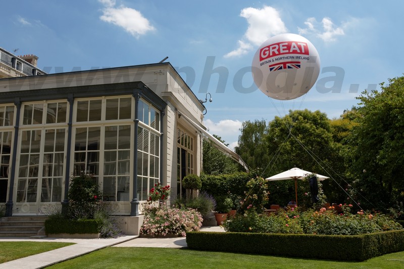 ballon publicitaire 2.5 m a l'ambassade d'angleterre à paris