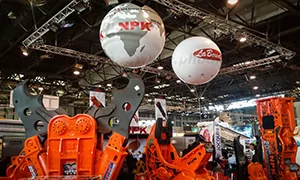 ballons publicitaire mappemonde total covering NPK à l'hélium salon Batimat