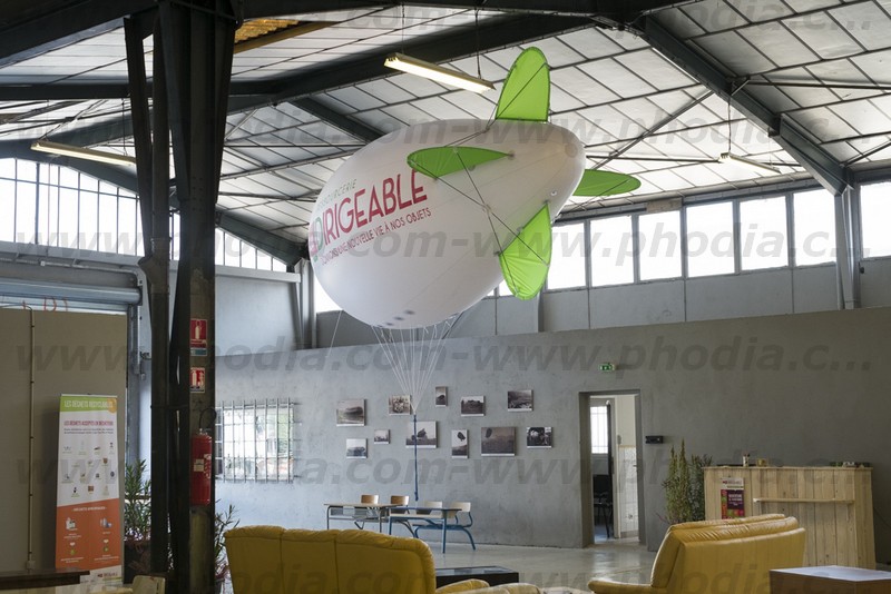 ballon dirigeable hélium pour l'intérieur ailerons de couleur