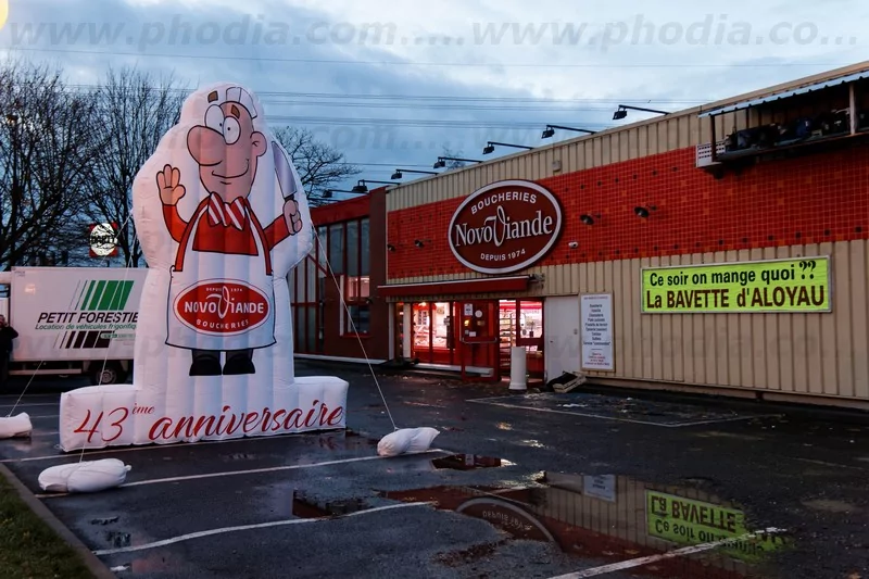 gonflable publicitaire en forme de personnage novaviande