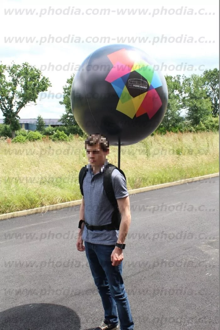 personne portant un sac &agrave; dos publicitaire stade pierre mauroy