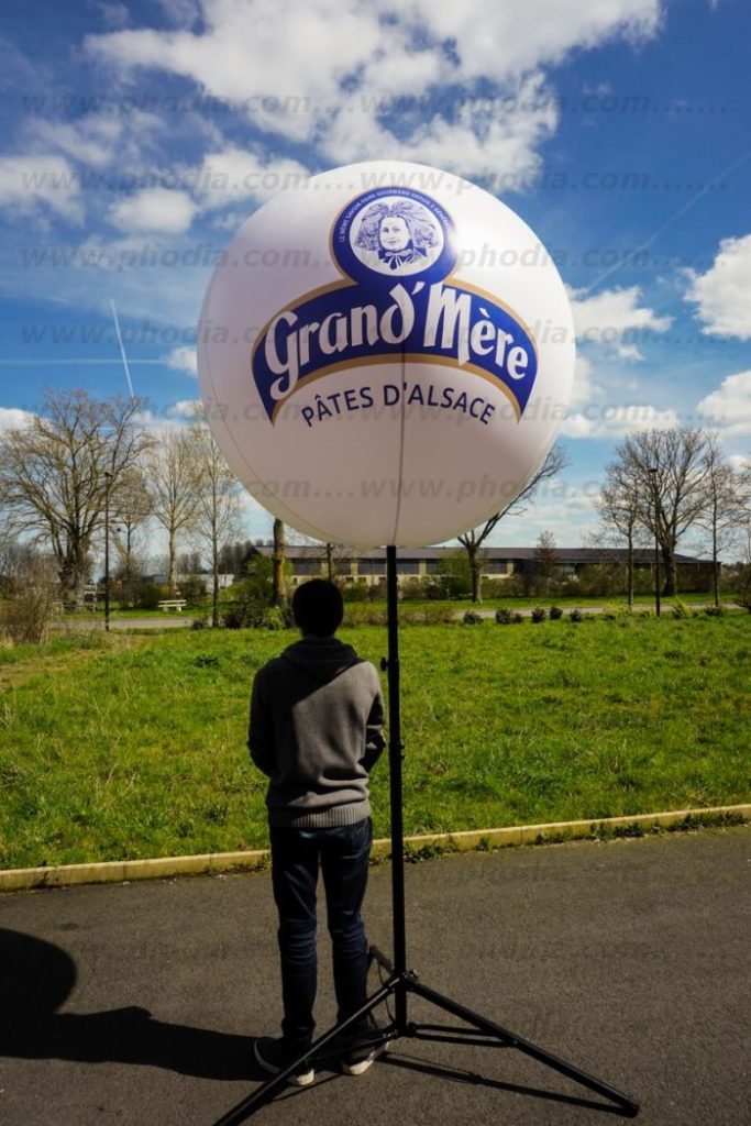 ballon trépied à plus de 3m de haut grand mère pâtes d'Alsace