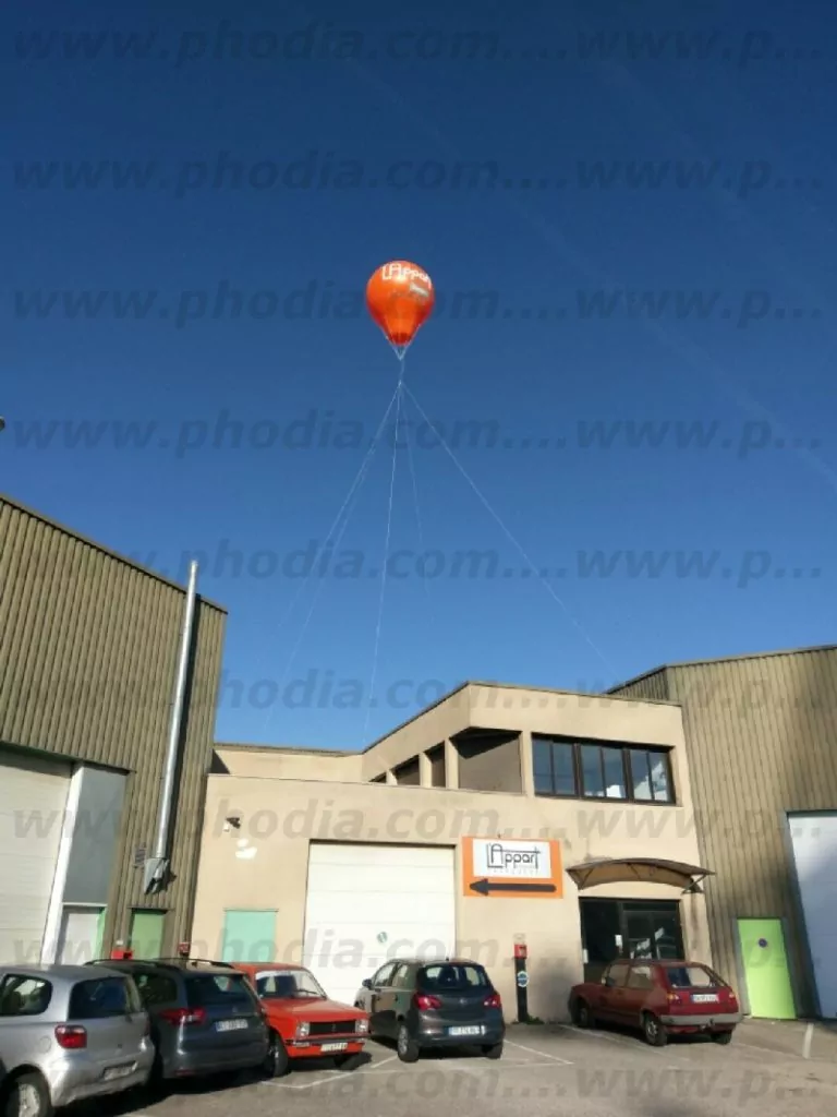 signalétique aérienne en forme de montgolfière gonflée à l'hélium pour appart fitness au dessus du bâtiment
