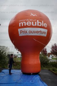 montgolfière auto-ventilée 6m Monsieur meuble de couleur orange à poser sur une toiture de magasin