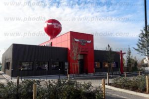 gonflable publicitaire sur toit de magasin : montgolfière 6 m rouge de grande taille buffala gril
