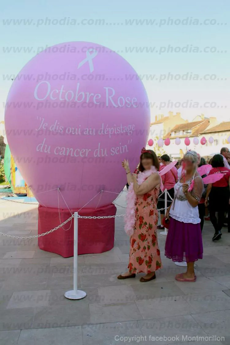 Structure gonflable en forme de montgolfiere pourt le CHU de poitiers, octobre rose, je dis oui au dépistage du cancer du sein