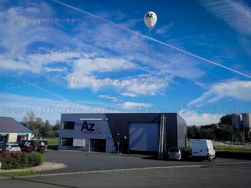 montgolfière publicitaire hélium pour l'agence az publicité. montage en 4 point sur le toit du bâtiment
