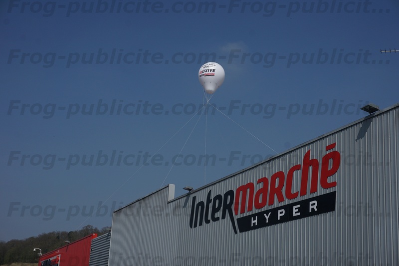 montgolfiere publicitaire 3.5 m intermarché louviers au dessus du magasin de louviers