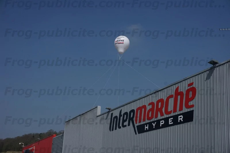 montgolfiere publicitaire 3.5 m intermarché louviers au dessus du magasin de louviers