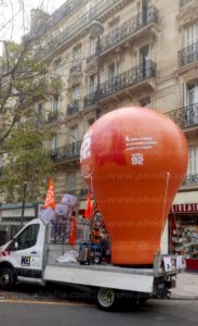 ballon montgolfière publicitaire Interco-CFDT Hauts-de-Seine 4m montée sur un camion lors d'une manifestation