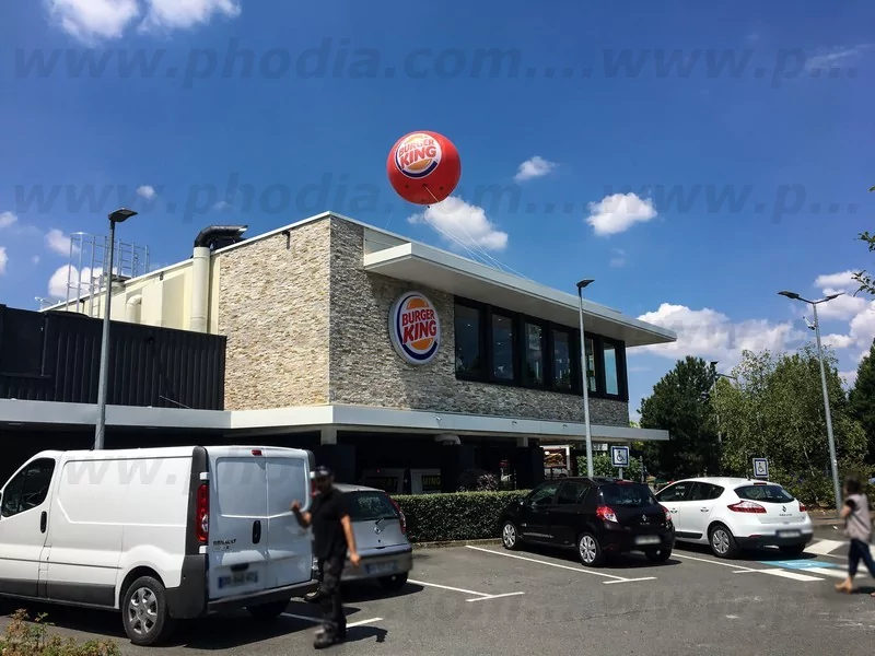 ballon publicitaire gonflable pour l'ouverture d'un burger king