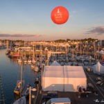 ballon publicitaire hélium de 2.5 m festival le mille sabords fixé sur une tente dans un port