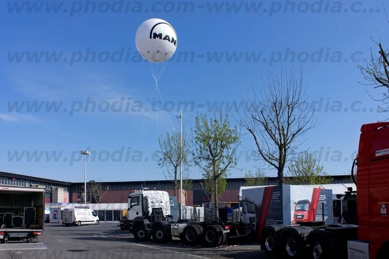 ballon Man intermat de 250 cm gonflé à l'hélium fixé sur un camion