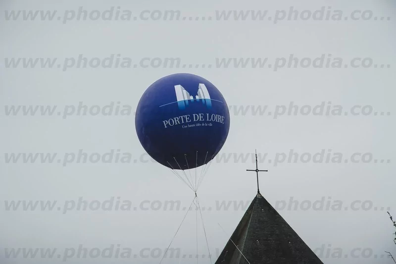 ballon pub hélium bleu de 2.5 m de diamètre prêt d'une église