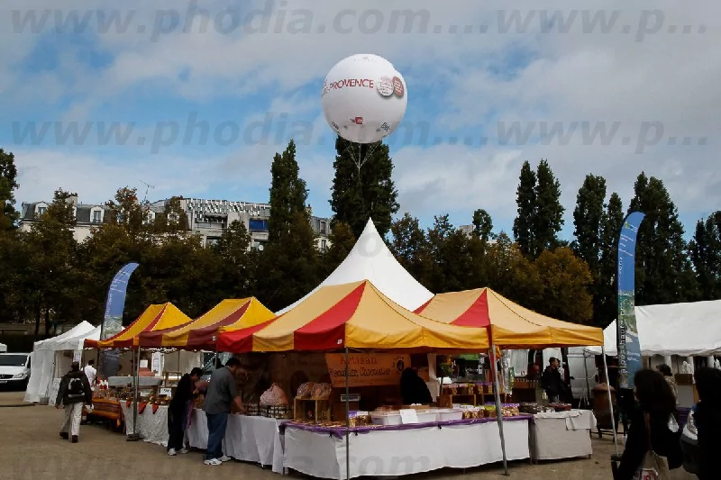 ballon hélium de 2.5 m sur un marché provencal à l'effigie de la région Provence