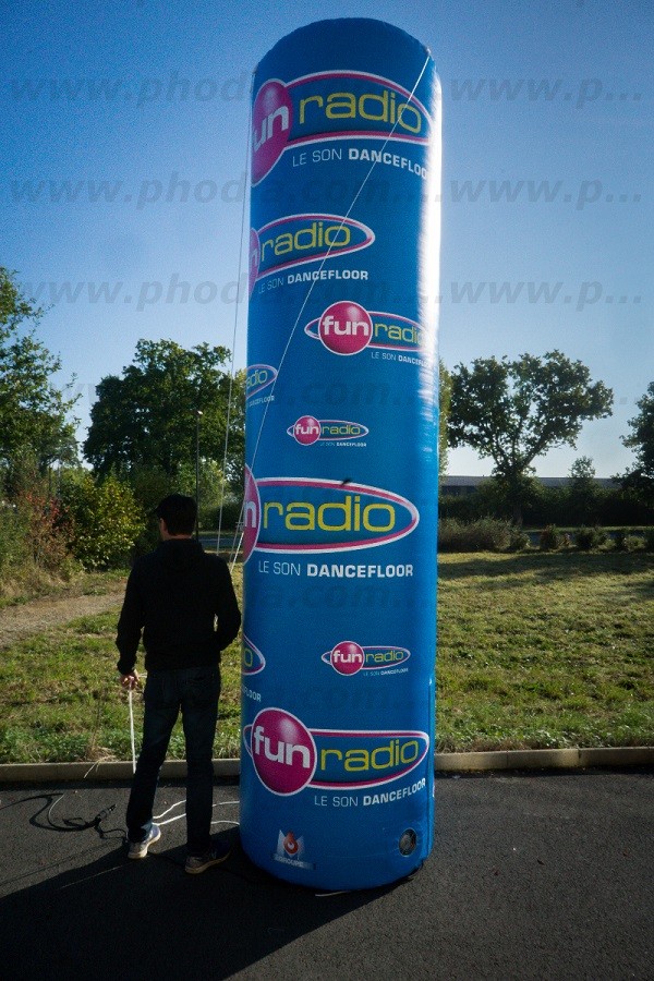 colonne gonflable publicitaire de 3.80 m haut et 90 cm de diamètre pour fun radio
