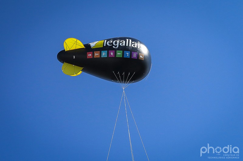 ballon dirigeable noir helium legallais qui vole fixation en 4 points