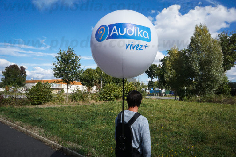 Ballon publicitaire sur sac à dos pour Audika leader de l'appareil auditif