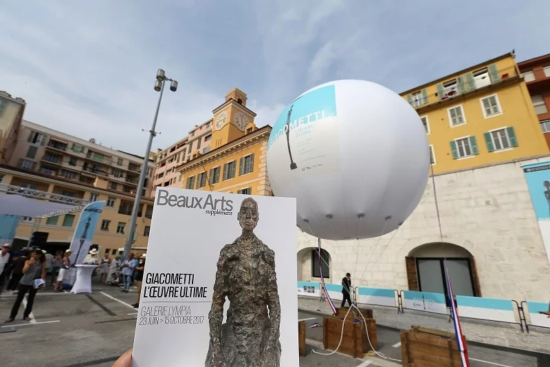 sphere publicitaire hélium géante giacometti expo au beaux arts