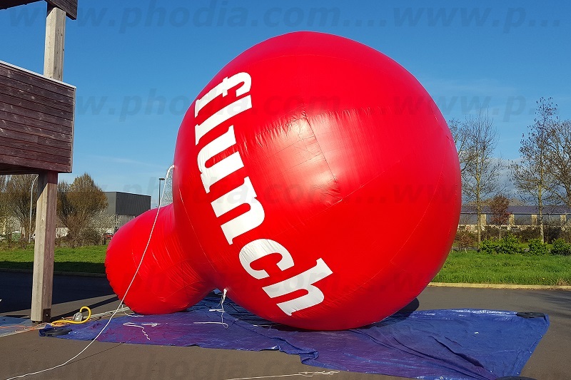 montgolfiere publicitaire flunch au sol de couleur rouge