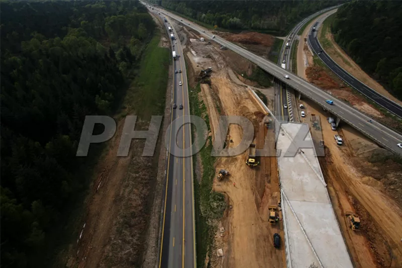 photographie aérienne d'autoroute en construction