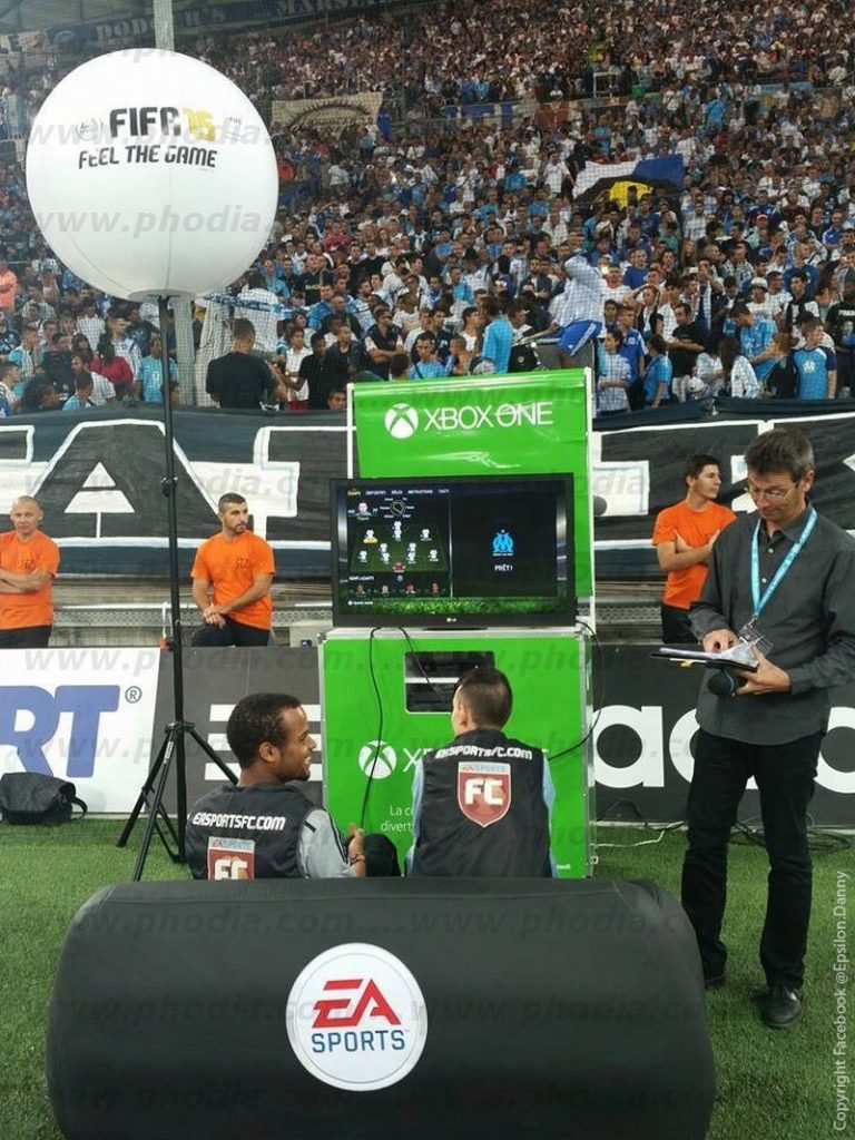 ballon sur pied dans une stade de foot pour concours sur Xbox one