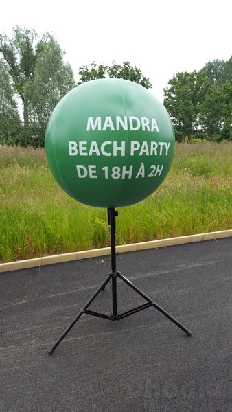 ballon publicitaire avec pied telescopique aiglon location btp : mandra beach party de18h à 20h