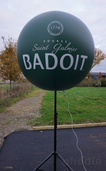 ballon publicitaire sur trépied Badoit source à Saint Galmier depuis 1778