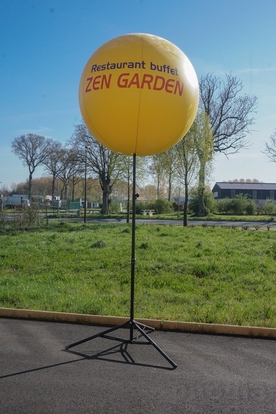 ballon jaune sur perche pour un restaurant Zen Garden