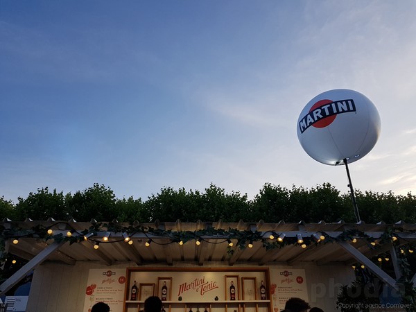 ballon retro éclairant martini sur stand de festival