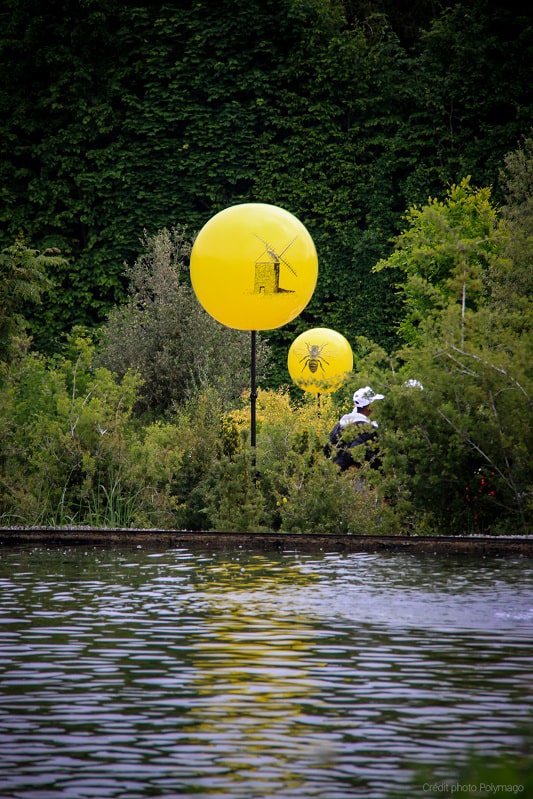 ballon sur mat télescopique jaune 80 cm au château de Versailles