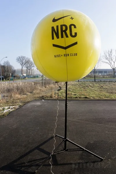 ballon jaune nike nrc sur pied télescopique noir avec rétro éclairage