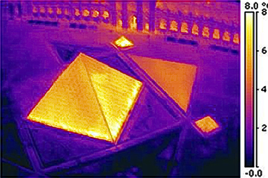 photo aérienne infrarouge de la pyramide du Louvre