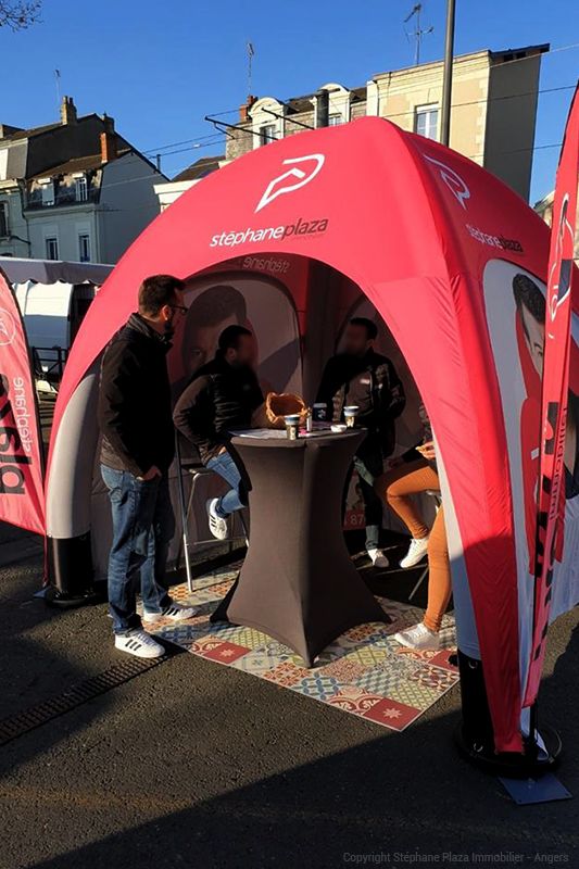stand stéphane plaza à angers avec tente gonflable publicitaire