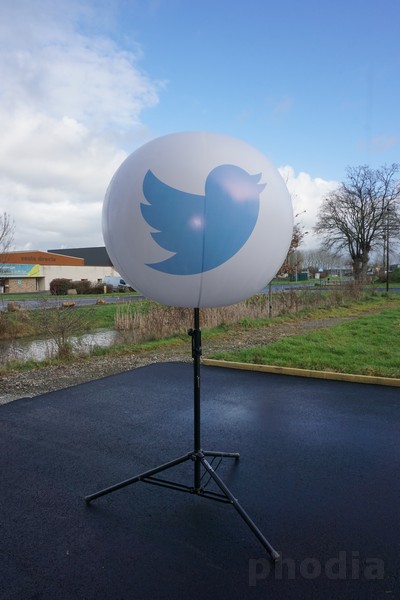 Ballon publicitiare twitter mis sur un trepied de 2m