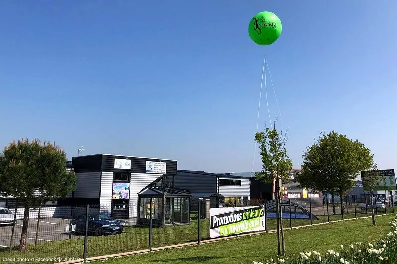 gros ballon publicitaire hélium de 2.5 m vert pour les portes ouvertes batistyl