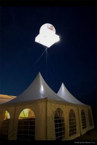 ballon helium lumineux renov2cv sur mesure fixé sur des tentes
